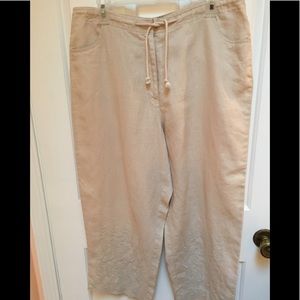 Embroidered crop pants ~ like new 🌷